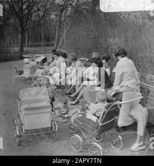 Printemps dans le Vondelpark, mères avec des tout-petits au soleil Date: 9 avril 1963 lieu: Amsterdam, Noord-Holland, Vondelpark mots clés: PLENGERS, PRINTEMPS, MÈRES Banque D'Images