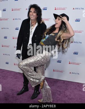 Los Angeles, États-Unis. 25 janvier 2020. Alice Cooper et sa fille Calico Cooper arrivent pour le gala MusiCares Person of the Year en l'honneur d'Aerosmith au Los Angeles Convention Center à Los Angeles le vendredi 24 janvier 2020. Photo de Jim Ruymen/UPI crédit: UPI/Alay Live News Banque D'Images