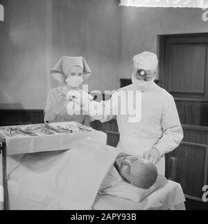 Jeu de télévision Mémorandum d'un médecin, [broadcast 27-10-1963] comme chirurgien, Alex van Roijen Date: 18 octobre 1963 mots clés: Acteurs, télévision, jeux de télévision, scène Nom personnel: Roij, Alex van Banque D'Images