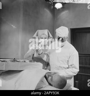 Jeu de télévision Mémorandum d'un médecin, [broadcast 27-10-1963] au milieu Alex van Roijen (chirurgien) Date: 18 octobre 1963 mots clés: Acteurs, télévision, jeux de télévision, théâtre Nom personnel: Roijen, Alex van Banque D'Images