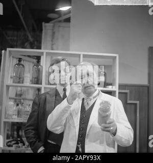 Jeu de télévision Mémorandum d'un médecin, [broadcast 27-10-1963], droit Rob Geraerds (ancien chirurgien), gauche Bram van der Vlugt Date : 18 octobre 1963 mots clés : acteurs, télévision, jeux de télévision, scène Nom personnel : Geraerds Rob, Vlugt, Bram van der Banque D'Images