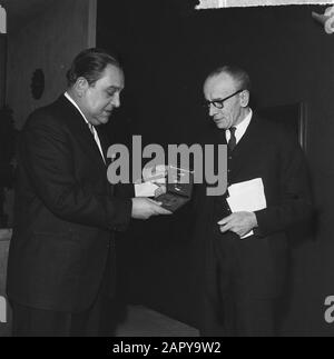 Cérémonie de remise du prix Pierre Bayle. Jacques den Haan reçoit le prix de m. E. Straat à Rotterdam Schouwburg Date : 14 décembre 1963 lieu : Rotterdam, Zuid-Holland mots clés : Prix, reçus, prix, théâtres Banque D'Images