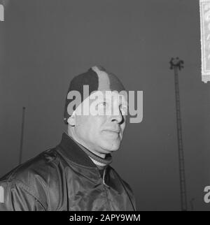 Formation néerlandais Kernploeg sur Deventer ICE Rink. Formateur Lamberts Date : 12 Décembre 1963 Lieu : Deventer Mots Clés : Scheats, Sports Banque D'Images