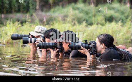 Nongkhai, Thaïlande-6 mars 2016 C'est derrière la scène du groupe de photographes que prend la photo dans le fleuve Mékong le matin Banque D'Images