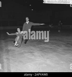 La danseuse de glace de la Haye Jopée et Nico Wolff s'entraînent à L'Hoky à la Haye pour les Championnats du monde Date: 19 février 1964 lieu: La Haye, Zuid-Holland mots clés: Art bagarres, patinage, nom de la Personne sportive: Wolff, Jopie, Wolff, Nico Banque D'Images