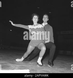 La danseuse de glace de la Haye Jopée et Nico Wolff s'entraînent à L'Hoky à la Haye pour les Championnats du monde Date: 19 février 1964 lieu: La Haye, Zuid-Holland mots clés: Art bagarres, patinage, sports Nom personnel: Wolff, Jopie, Wolff, Nico Banque D'Images
