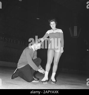 La danseuse de glace de la Haye Jopée et Nico Wolff s'entraînent à L'Hoky à la Haye pour les Championnats du monde Date: 19 février 1964 lieu: La Haye, Zuid-Holland mots clés: Art bagarres, patinage, nom de la Personne sportive: Wolff, Jopie, Wolff, Nico Banque D'Images