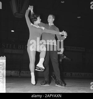 La danseuse de glace de la Haye Jopée et Nico Wolff s'entraînent à L'Hoky à la Haye pour les Championnats du monde Date: 19 février 1964 lieu: La Haye, Zuid-Holland mots clés: Art bagarres, patinage, nom de la Personne sportive: Wolff, Jopie, Wolff, Nico Banque D'Images