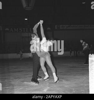 La danseuse de glace de la Haye Jopée et Nico Wolff s'entraînent à L'Hoky à la Haye pour les Championnats du monde Date: 19 février 1964 lieu: La Haye, Zuid-Holland mots clés: Art bagarres, patinage, nom de la Personne sportive: Wolff, Jopie, Wolff, Nico Banque D'Images