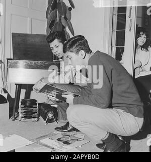 The Blue Diamonds home Annotation: En main un album des Beatles (Avec les Beatles) Date: 22 janvier 1964 Nom de l'institution: Blue Diamonds, The Banque D'Images