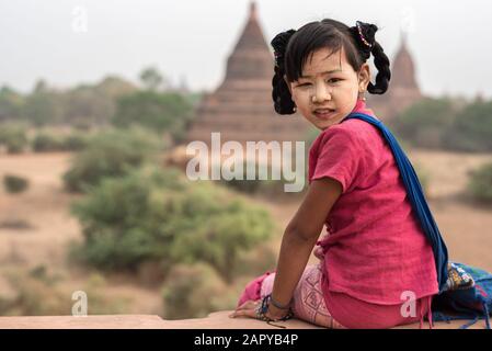 Fille birmane à Old Bagan, Myanmar Banque D'Images