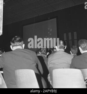 Télévision grand écran émission PSV contre Zurich, dans le Noordhal RAI sur toile 8 x 6 mètres, enregistrement pendant la diffusion Date: 4 mars 1964 lieu: Zurich mots clés: Émissions de télévision Nom de l'institution: PSV, RAI Banque D'Images