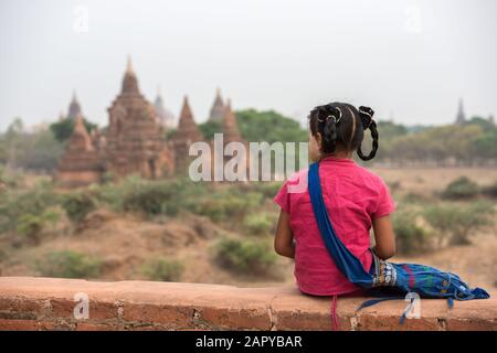 Fille birmane à Old Bagan, Myanmar Banque D'Images