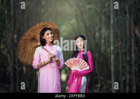 Portrait de fille vietnamienne costumes traditionnels, Ao dai est célèbre costume traditionnel pour femme au Vietnam Banque D'Images