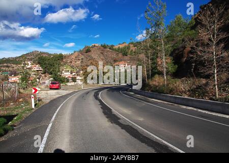 Kakopetria/Chypre - 06 janvier 2016 : la route vers le village de Kakopetria dans les montagnes de Chypre Banque D'Images