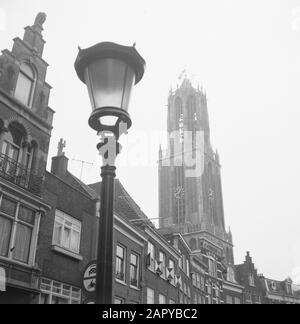 Utrecht cityscapes incluant Dom, Oude Gracht, ville intérieure Date : 15 mars 1964 lieu : Utrecht mots clés : townscapes Nom personnel : Dom Banque D'Images