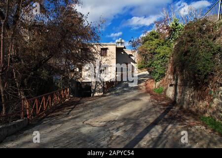 La rue dans le village de Kakopetria, Chypre Banque D'Images
