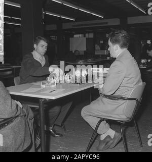 Tournoi d'échecs interzone dans le bâtiment GAK d'Amsterdam, le Russe Boris Spasski (à gauche) contre l'Istvan Bilek hongrois Date: 8 juin 1964 lieu: Amsterdam, Noord-Holland mots clés: Échecs, sports Nom personnel: Bilek Istvan, Spassky, Boris Nom de l'institution: GAK Banque D'Images