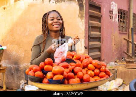 jeune femme noire utilisant son smartphone sur le marché Banque D'Images