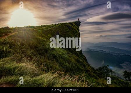 Scène lever du soleil avec le pic de montagne et nuages à Phu chi fa dans Chiangrai, Thaïlande Banque D'Images