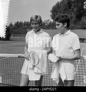 Tennis Pays-Bas contre Belgique, Trudi Groenman et joueur belge Date : 22 août 1964 lieu : Belgique mots clés : tennis Banque D'Images