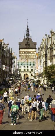 Gdansk, POLOGNE - août 06, 2019: Vue sur la longue rue historique appelée Dluga dans la ville de Gdansk, le Golden Gate et l'ancienne tour de prison maintenant Amber Mus Banque D'Images