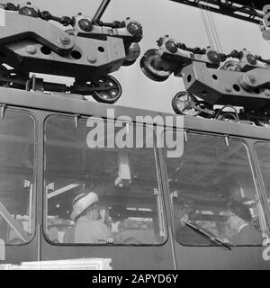 La reine Juliana visite les œuvres de Delta la reine Juliana dans la cour de shunting où les gondoles se rencontrent Date : 1er septembre 1964 mots clés : gondoles, reines Nom personnel : Juliana, Reine Banque D'Images