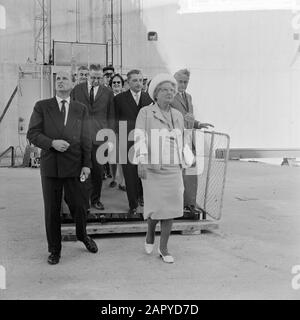 La reine Juliana visite les œuvres Delta la reine Juliana au cours de la tournée Date: 1 septembre 1964 Nom personnel: Juliana, Queen Nom de l'établissement: Rijkswaterstaat Banque D'Images