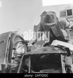 Potstoves à la Waterlooplein, en attente des acheteurs Date: 5 octobre 1964 lieu: Amsterdam mots clés: Marchés, appareils de chauffage Nom personnel: Waterlooplein Banque D'Images
