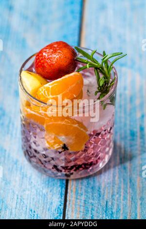 Cocktail De Fruits Avec Fraise, Mandarine, Pomme Et Romarin / Boisson Fraîche Au Punch Rose. Boisson Estivale. Banque D'Images