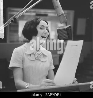 Joan Haanappel au phonogramme de Hilversum, Joan Haanappel pendant l'enregistrement Date : 17 octobre 1964 lieu : Hilversum Nom personnel : Haanappel, Joan Nom de l'établissement : phonogramme Banque D'Images