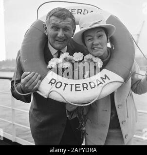 RIKA Jansen et Kees Manders quittèrent Rotterdam pour l'Amérique Date : 26 octobre 1964 lieu : Rotterdam, Zuid-Holland Banque D'Images
