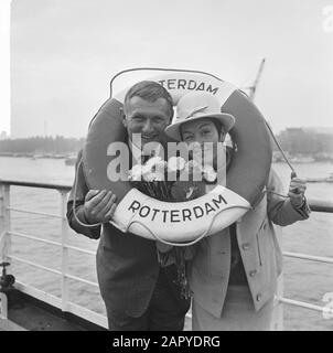 RIKA Jansen et Kees Manders quittèrent Rotterdam pour l'Amérique Date : 26 octobre 1964 lieu : Rotterdam, Zuid-Holland Banque D'Images