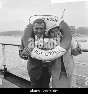 RIKA Jansen et Kees Manders quittèrent Rotterdam pour l'Amérique Date : 26 octobre 1964 lieu : Rotterdam, Zuid-Holland Banque D'Images
