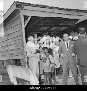 Princesse Beatrix au Suriname, arrivée à Henarpolder Date: 9 mars 1965 lieu: Suriname mots clés: Visites, princesses Nom personnel: Beatrix, princesse Banque D'Images