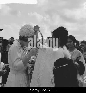 Princess Beatrix au Suriname, Princess Beatrix par Hindustani Garland Hung Date: 9 mars 1965 lieu: Suriname mots clés: Visites, princesses Nom personnel: Beatrix, princesse Banque D'Images