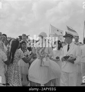 Princess Beatrix au Suriname, Princess Beatrix par Hindustani Garland Hung Date: 9 mars 1965 lieu: Suriname mots clés: Visites, princesses Nom personnel: Beatrix, princesse Banque D'Images