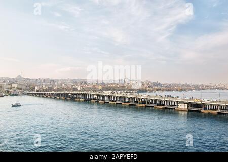 Pont Ataturk au-dessus de la Corne d'Or à Istanbul, en Turquie Banque D'Images
