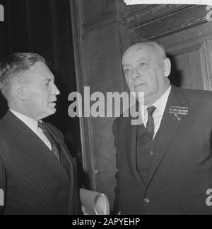 Réunion annuelle Centre d'administration néerlandais à Tropeninstituut, deux orateurs ont quitté le Secrétaire d'État aux Affaires sociales de Meijer Date: 24 mars 1965 mots clés: Directeurs, réunion annuelle Nom de l'institution: Royal Tropical Institute Banque D'Images