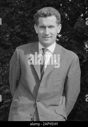Cadre d'ancrage européen de championnat 47/1 à Apeldoorn, Laurent Boulanger champion cadre d'ancrage 47/1 ici frappé Date: 14 mars 1965 lieu: Apeldoorn, Gueldre mots clés: CHAMPITIES, Champions Banque D'Images