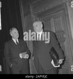 Réunion annuelle Centre d'administration néerlandais à Tropeninstituut, deux orateurs ont quitté le Secrétaire d'État aux Affaires sociales de Meijer Date: 24 mars 1965 mots clés: Directeurs, réunion annuelle Nom de l'institution: Royal Tropical Institute Banque D'Images