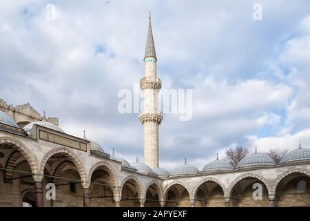 Minaret et dômes dans la cour de la Mosquée Suleymaniye, Istanbul, Turquie Banque D'Images