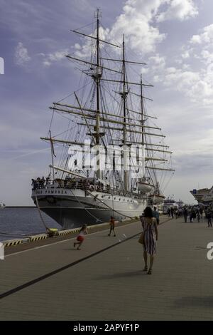 Gdynia, POLOGNE - 06 août 2019 : Dar Pomoriza et Monument des Marins. Cadeau de la Poméranie, voilier plein-truqué, conservé comme un navire muséal. Banque D'Images