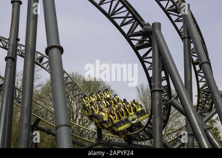 Alton, ROYAUME-UNI - Avr 07, 2019: Alton Towers Resort, Royaume-Uni. Le Smiler rollercoaster au parc à thème Alton Towers dans le Staffordshire. Banque D'Images