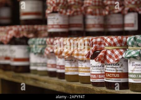 Lanzarote, ESPAGNE - 05 avril 2019: Étagère avec cactus canarien marmelade. Marmelade de cactus canariens produite localement traditionnelle en vente dans une boutique locale. S Banque D'Images