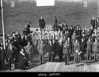 Cérémonie de décorations à Arnhem (Parc Sonsbeek). Arrangement des personnes décorées Date: 7 octobre 1948 lieu: Arnhem, Gueldre mots clés: Portraits de groupe, prix, seconde Guerre mondiale Banque D'Images