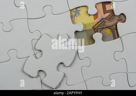 Gros plan sur une partie de l'argent telle qu'elle est vu d'une pièce retirée du puzzle Banque D'Images
