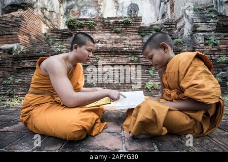 Enseigner aux jeunes moines novices Banque D'Images