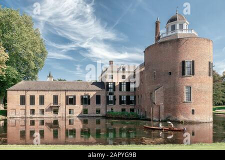 Rozendaal, Pays-Bas, 25 août 2019 : musicien joue sur une harpe dans une barque naviguant sur les douves du château de Château de Rosendael Banque D'Images