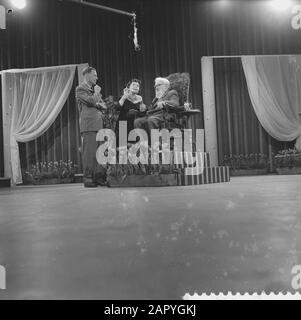 Diffusion télévisée Autre que d'autres en direct de la vieille-onde. Ploeger, de la gauche Bert Garthoff, Marie Hamel Et Willem Ploeger Date : 1er Mai 1959 Banque D'Images